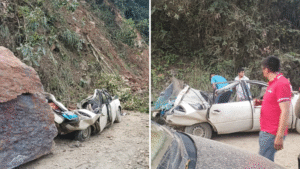 Estado en que quedó el vehículo tras ser aplastado por una roca de gran tamaño; el accidente dejó una persona fallecida. (Foto: FmBolivia)