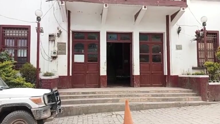 Frontis de la casa municipal de Chulumani. (FmBolivia)