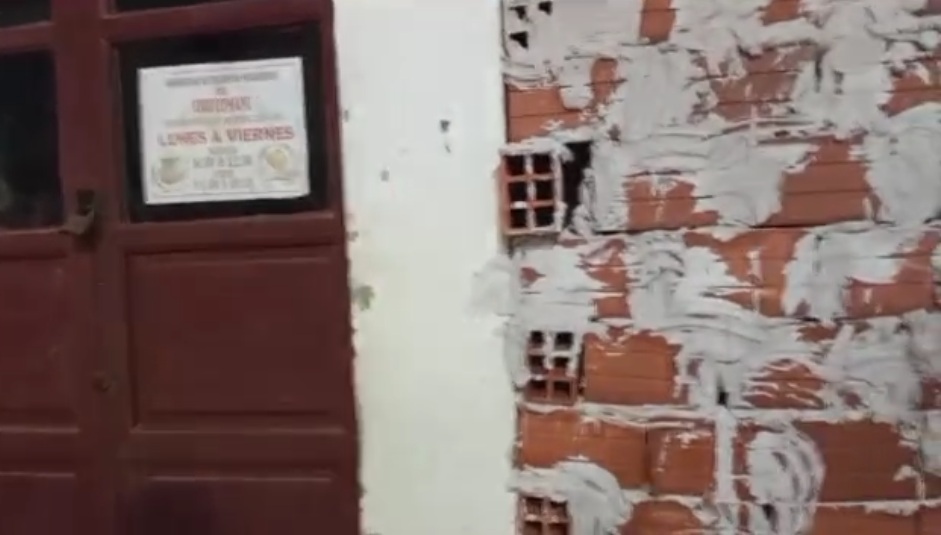 Puerta de la alcaldía de Chulumani. (Foto: Captura vídeo FmBolivia)